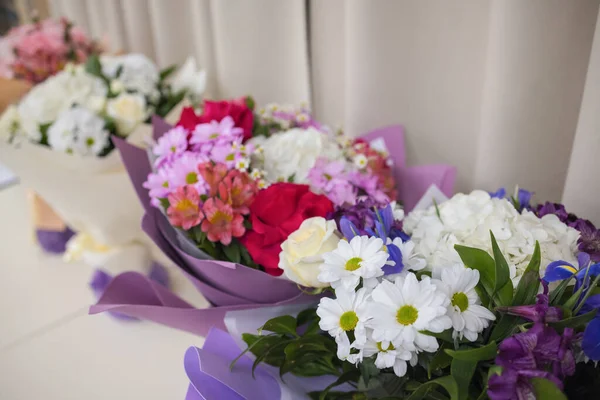 Close-up kleurrijke lente boeket met veel verschillende bloemen gelei. — Stockfoto