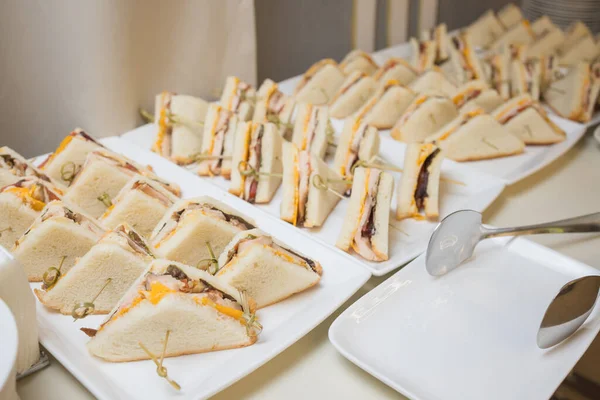 Klubové sendviče dodávané pro catering na místě.Lahodné čerstvé občerstvení pro velkou společnost. — Stock fotografie