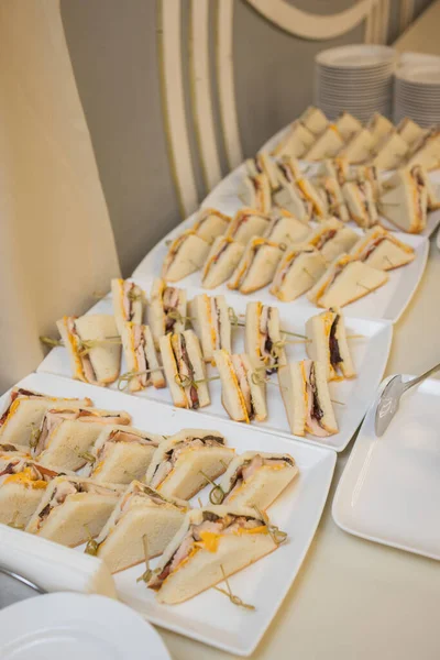 Sándwiches de club entregados para catering en el lugar.Deliciosos aperitivos frescos para grandes empresas. — Foto de Stock
