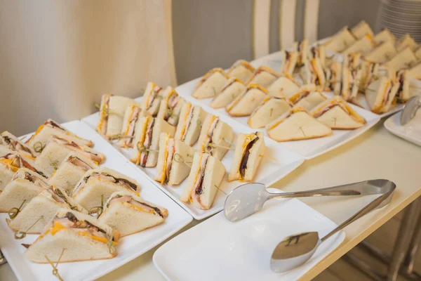 Klubové sendviče dodávané pro catering na místě.Lahodné čerstvé občerstvení pro velkou společnost. — Stock fotografie