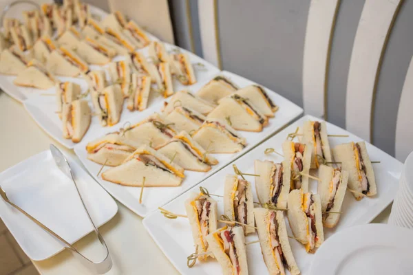 Sándwiches de club entregados para catering en el lugar.Deliciosos aperitivos frescos para grandes empresas. — Foto de Stock