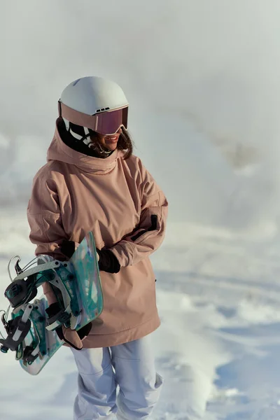 Portrait de belle femme avec costume de ski et de ski en montagne d'hiver . — Photo