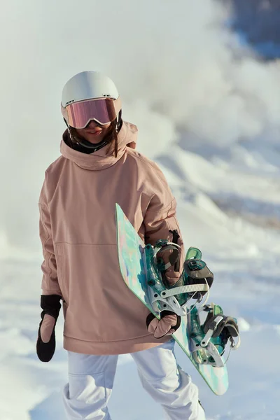 Porträtt av vacker kvinna med skid- och ski passar i vinter mountain. — Stockfoto