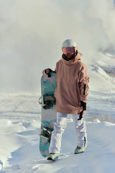 Portret van mooie vrouw met ski- en ski passen in winter mountain. — Stockfoto