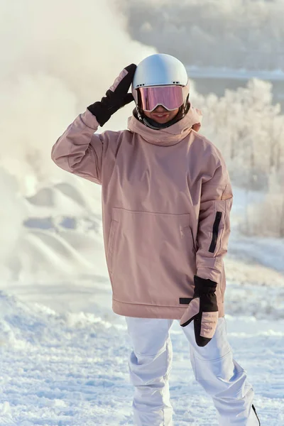 겨울 산에 맞는 스키와 스키와 아름 다운 여자의 초상화. — 스톡 사진