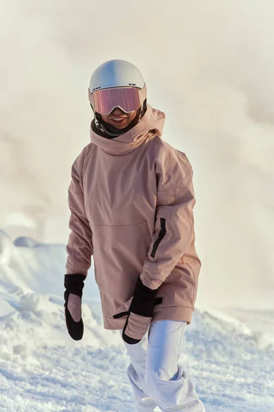 Portrét krásné ženy s lyží a lyžařské oblek v zimní horské. — Stock fotografie