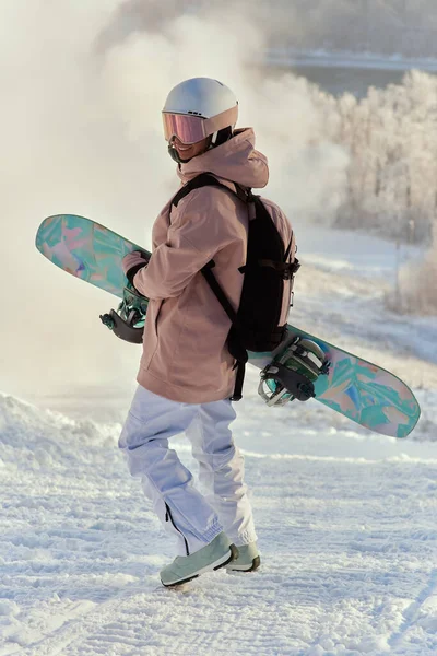 Portrait de belle femme avec costume de ski et de ski en montagne d'hiver . — Photo