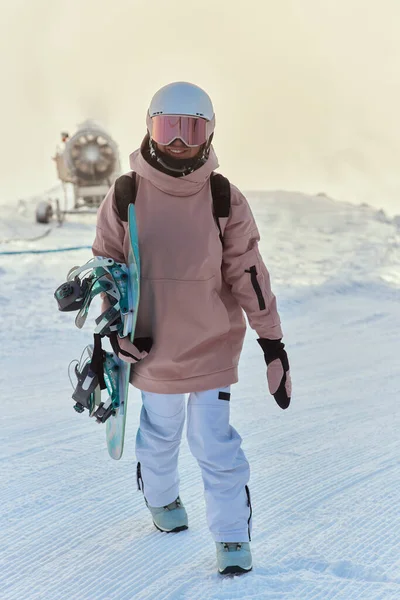 Портрет красивої жінки з лижним та лижним костюмом в зимовій горі . — стокове фото