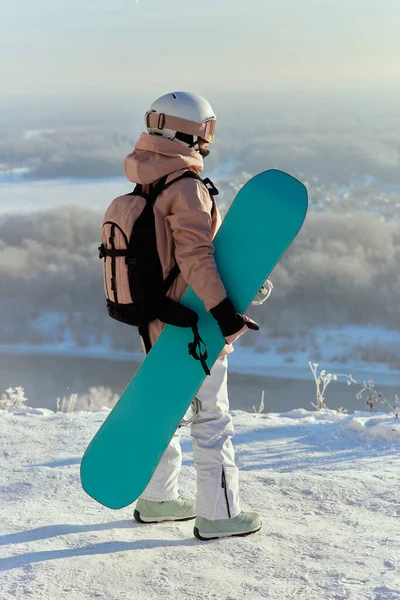 Portrait de belle femme avec costume de ski et de ski en montagne d'hiver . — Photo