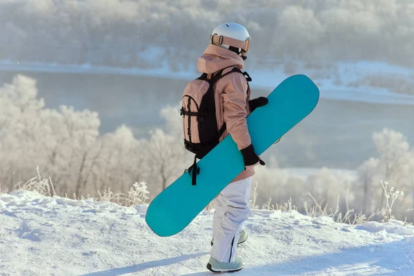 Portrait de belle femme avec costume de ski et de ski en montagne d'hiver . — Photo