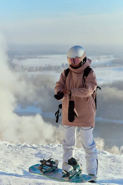 Portrait de belle femme avec costume de ski et de ski en montagne d'hiver . — Photo