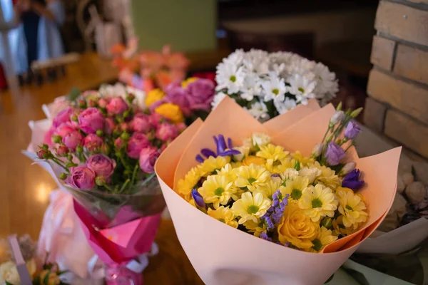 Közelkép színes tavaszi csokor sok különböző virág zselé. — Stock Fotó