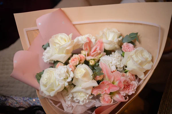 Close-up bunten Frühlingsstrauß mit vielen verschiedenen Blumen Gelee. — Stockfoto