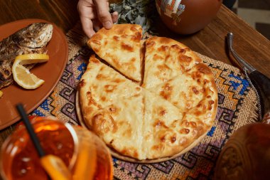 Khachapuri masada. Üst görünüm kadın eli.