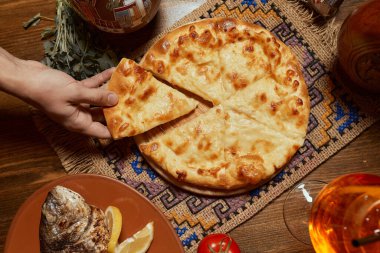 Khachapuri masada. Üst görünüm kadın eli.