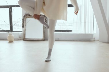 Geniş bir stüdyoda yoga yapan kadın..