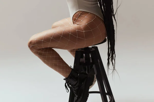 Крупный план женских ног с сетчатыми колготками, изолированными на белом фоне. — стоковое фото