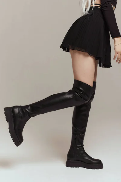 Estilo. moda. Sapatos. botas pretas de mulheres altas. belas pernas femininas. — Fotografia de Stock