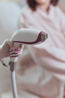 Kalçasında lazer tüyü alınıyor..