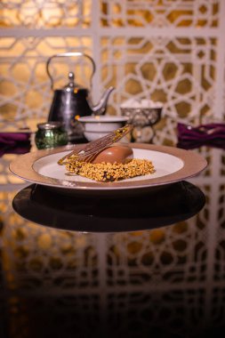 vanilyalı dondurma ve çikolata soslu çikolatalı kek.