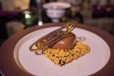 vanilyalı dondurma ve çikolata soslu çikolatalı kek.