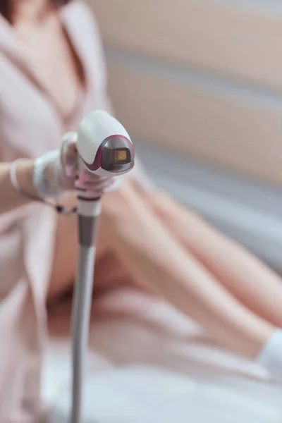 Young woman getting laser hair removal on her thighs. — Fotografia de Stock