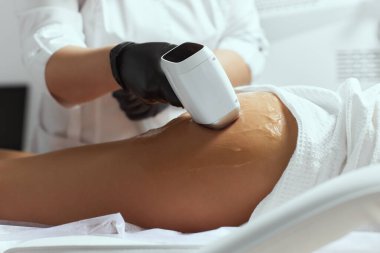 Genç Afrikalı kadın uyluklarına lazer kılı aldırıyor..