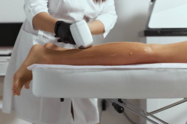 Genç Afrikalı kadın uyluklarına lazer kılı aldırıyor..