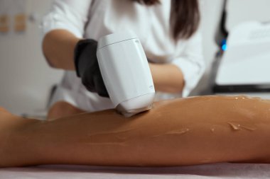 Genç Afrikalı kadın uyluklarına lazer kılı aldırıyor..