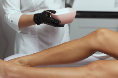 Genç Afrikalı kadın uyluklarına lazer kılı aldırıyor..