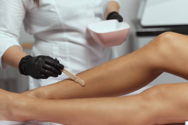 Genç Afrikalı kadın uyluklarına lazer kılı aldırıyor..