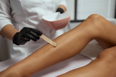 Genç Afrikalı kadın uyluklarına lazer kılı aldırıyor..