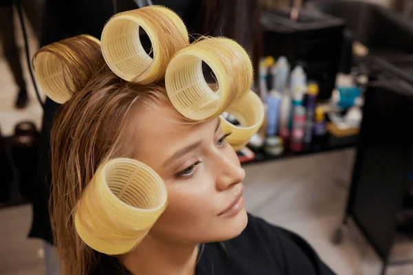 Secado de cabello rubio con secador de pelo y cepillo redondo . — Foto de Stock