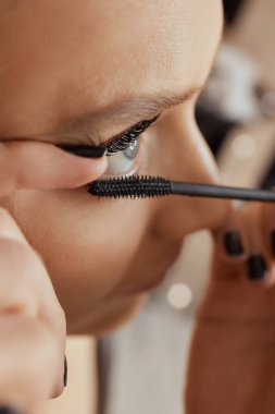 Kirpik uzatma yordamı. Kadın gözü ile uzun kirpiklerini. Kirpikler. Yakın, seçilen odak.