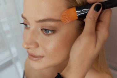 Kirpik uzatma yordamı. Kadın gözü ile uzun kirpiklerini. Kirpikler. Yakın, seçilen odak.