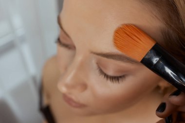 Kirpik uzatma yordamı. Kadın gözü ile uzun kirpiklerini. Kirpikler. Yakın, seçilen odak.