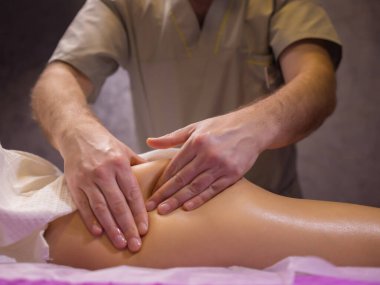 rahatlatıcı ağrı. muhteşem tam ayak masajı.yakın yan görünüm kırpılmış fotoğraf.