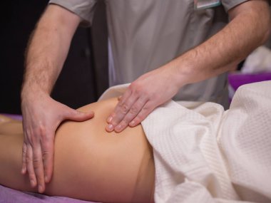 rahatlatıcı ağrı. muhteşem tam ayak masajı.yakın yan görünüm kırpılmış fotoğraf.