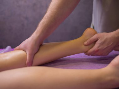 rahatlatıcı ağrı. muhteşem tam ayak masajı.yakın yan görünüm kırpılmış fotoğraf.