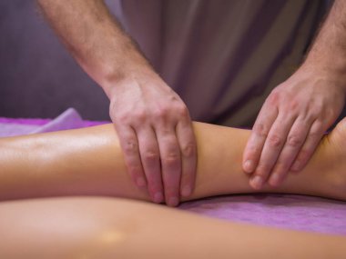 rahatlatıcı ağrı. muhteşem tam ayak masajı.yakın yan görünüm kırpılmış fotoğraf.