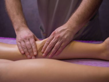 rahatlatıcı ağrı. muhteşem tam ayak masajı.yakın yan görünüm kırpılmış fotoğraf.