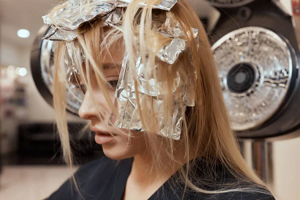 Trocknen der blonden Haare mit Fön und Rundbürste. — Stockfoto