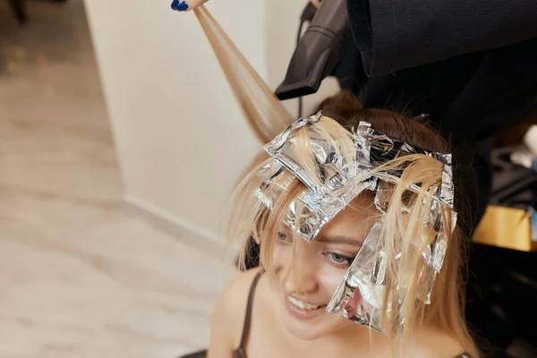 Stylista włosów sprawia, że bufet przy użyciu grzebienia na cienkich nici. technika Shatush do rozjaśniania włosów. — Zdjęcie stockowe