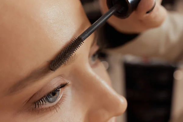 Wimpernverlängerung. Frauenauge mit langen Wimpern. Wimpern. Nahaufnahme, ausgewählter Fokus. — Stockfoto