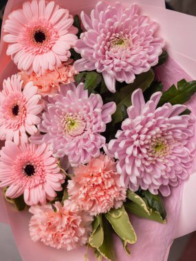 Çok sayıda farklı çiçek jölesiyle yakın plan renkli bahar çiçeği..