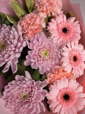 Çok sayıda farklı çiçek jölesiyle yakın plan renkli bahar çiçeği..