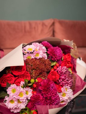 Çok sayıda farklı çiçek jölesiyle yakın plan renkli bahar çiçeği..