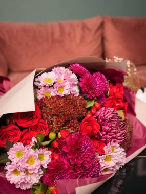 Çok sayıda farklı çiçek jölesiyle yakın plan renkli bahar çiçeği..