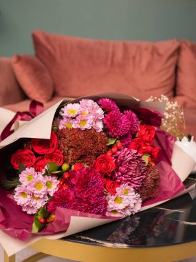 Çok sayıda farklı çiçek jölesiyle yakın plan renkli bahar çiçeği..