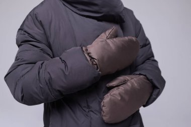 İzole edilmiş beyaz arka planda yünlü eldivenler..